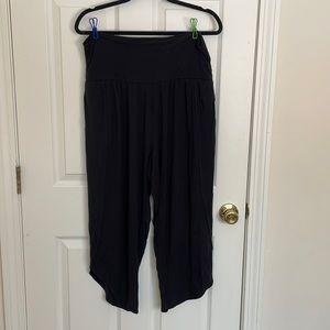 Athleta flow with it Capri- black - M